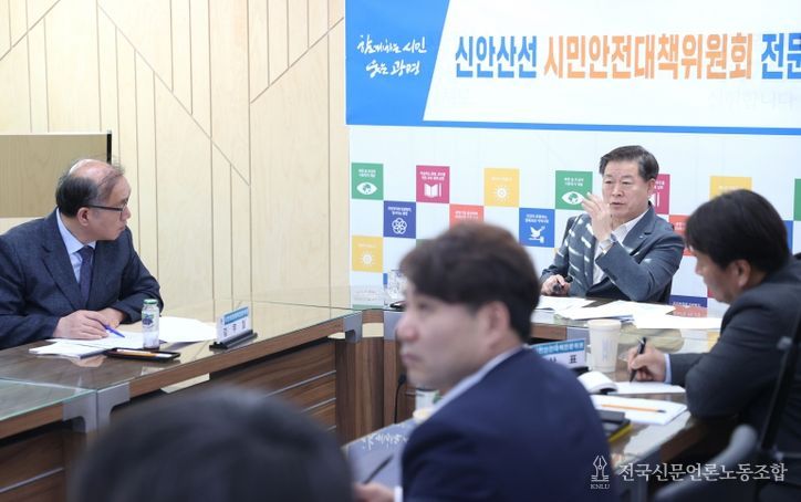 박승원 광명시장이 23일 오후 시청 영상회의실에서 열린 '신안산선 시민안전대책위원회 전문가 분과 회의'에 참석해 발언하고 있다.