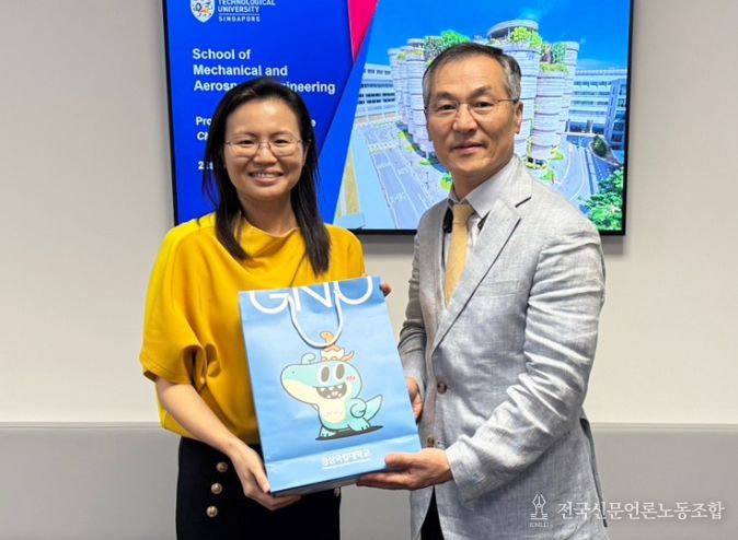 CSA 허기봉 학장이 NTU 기계항공우주공학부 Prof. Yeong Wai Yee 학부장에게 대학 기념품을 전달하고 있다.