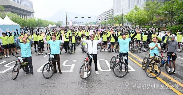 오세훈 서울시장이 11일(일) ‘2025 서울자전거대행진’ 출발지인 광화문광장에서 참가자들과 기념사진을 촬영하고 있다.
