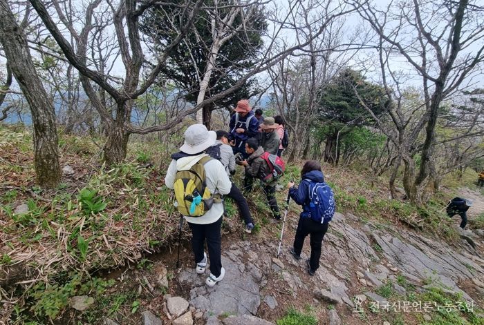 1. 천안 자생화농촌지도자회 회원들이 전북 무주 덕유산 일대에서 자생식물 자생지를 탐방하고 있다.
