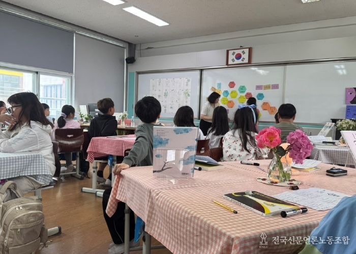 22일 목포동초등학교에서 열린 ‘책 시식회’ 주제 수업에서 학생들이 학습활동에 참여하고 있다.