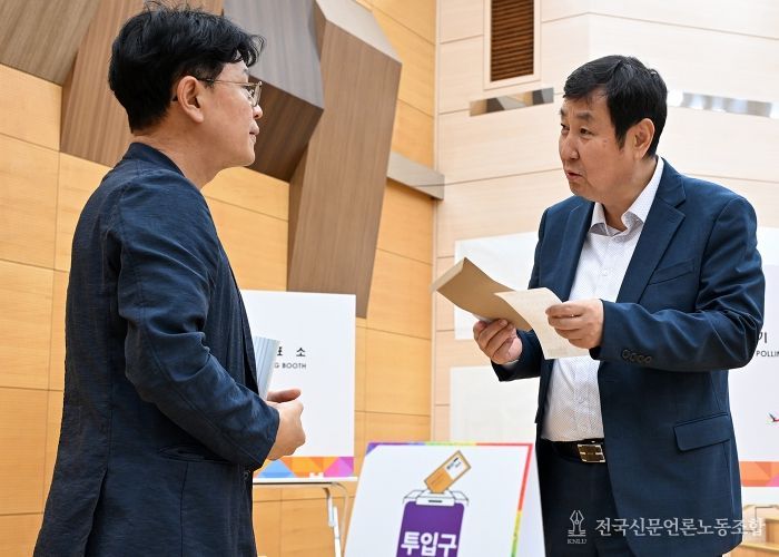 박성남 부시장이 5월 28일 의정부2동 사전투표소인 시청 대강당에서 현장 점검을 하고 있다.