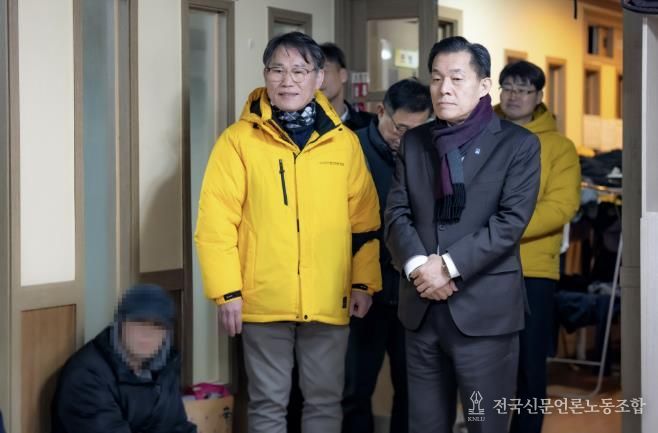 이재준 수원시장이 한파주의보가 발령된 올해 1월 9일 노숙인 일시보호소 꿈터를 점검하고 있다.