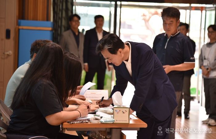 김태흠 충남도지사가 3일 보령시 웅천초등학교에 마련된 웅천읍 제2투표소에서 제21대 대통령선거 투표를 하고 있다.