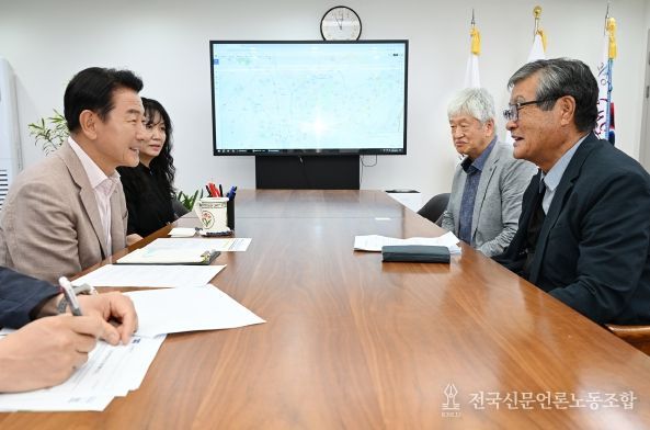 김동근 시장이 6월 2일 전주류씨락봉공파 류풍수 회장단과의 차담회를 갖고 있다.