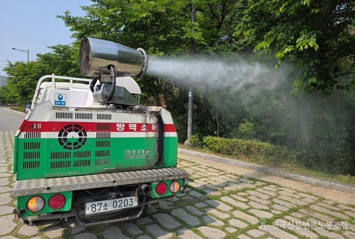 1. 천안시가 제77회 충남도민체육대회를 앞두고 천안축구센터 주변을 소독하고 있다.