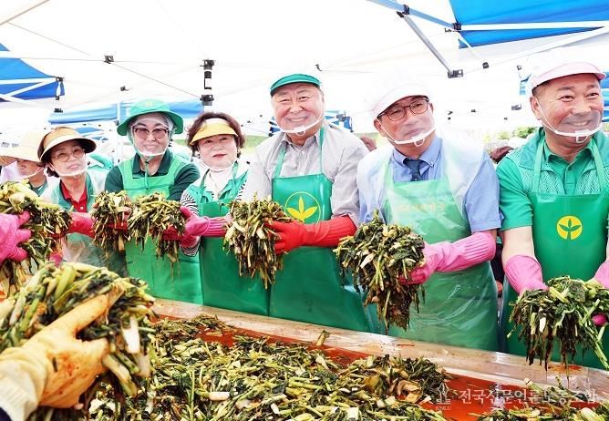 파주시 새마을회 햇김치에 담은 이웃사랑 전달