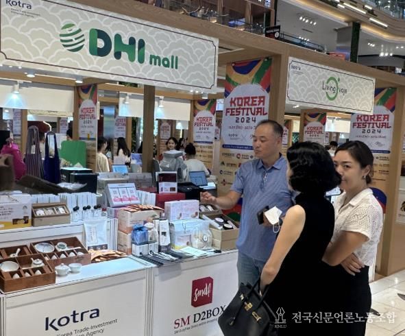 지난해 10월 베트남 호치민에서 열린 한국 상품 판촉전에 참가한 현지 바이어들이 관계자와 상담을 진행하고 있다.