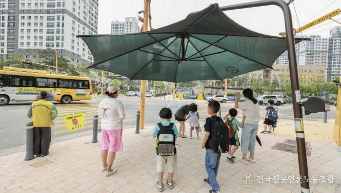 과천시 지식정보타운에 설치된 그늘막에서 시민들이 햇볕을 피하고 있다