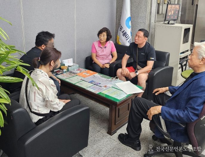 오른쪽에서 2번째 나원호 입주자 대표, 왼쪽부터 2명 유가족