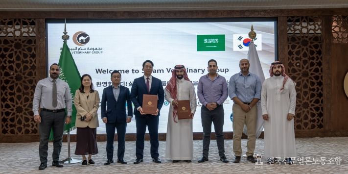 2025.10.24. ㈜코쿤-SVG MOU체결 / 사우디아라비아-좌측부터 SVG Executive Office Manager, Ahmad Nagm / ㈜코쿤 이혜존 박사 / ㈜코쿤 송제민 기술이사 / ㈜코쿤 양희재 대표이사 / SVG CEO, Saleh Bin Abdulazia Al Tuaijri / SVG Central Labs Manager, Ahmad Anwar / SVG Project Director, Eng. Hossan