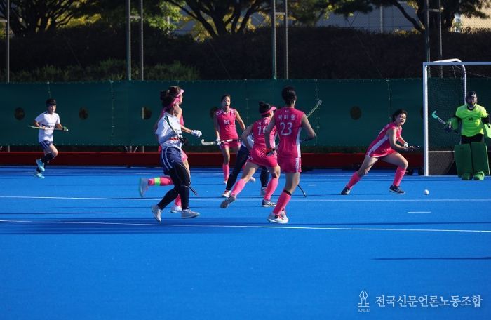 KT sports 직장운동경기부 하키팀(분홍색 선수복) 2025 전국체전 동메달(사진 제공 대한하키협회)/2025년도 직장운동경기부 운영 지원 공모 선정 70,000천 원 국비 지원