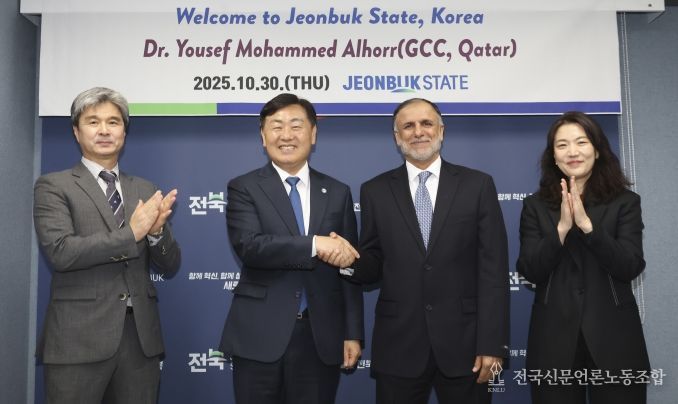 30일 서울 전북특별자치도 중앙협력본부에서 김관영 도지사가 유세프 모하메드 알호르 카타르 글로벌탄소위원회(GCC·Global Carbon Council) 의장과 탄소중립 및 지속가능 인프라 구축을 위한 협력 방안을 논의하고 기념촬영을 하고 있다