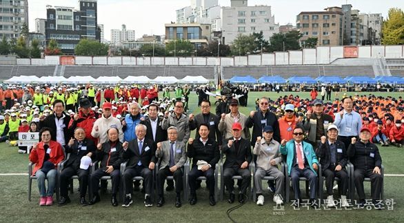 오세훈 서울시장이 31일(금) 오전 용산구 효창운동장에서 열린 '제25회 시니어올림픽'에서 참석자들과 기념촬영을 하고 있다.