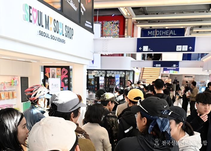 운항을 재개한 한강버스를 타기위해 선착장을 찾은 탑승객으로 북적이는 여의도선착장