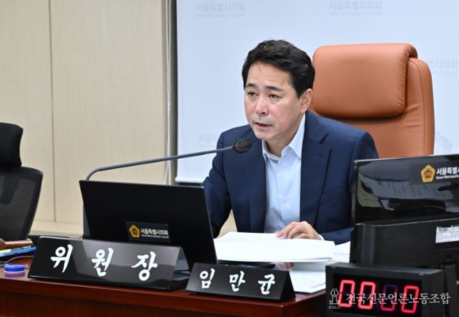 상임위원회 회의에서 발언하는 임만균 위원장