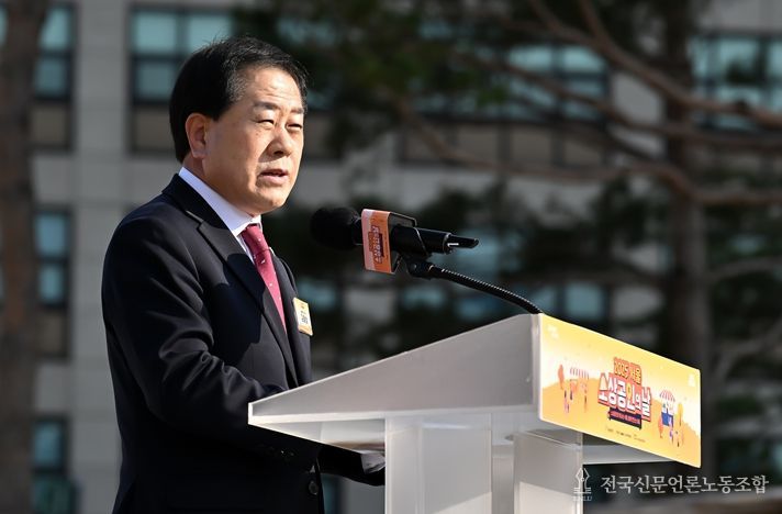 지난 11월 5일 서울광장에서 열린 ‘2025 서울시 소상공인의 날 기념행사’에 참석한 김용호 서울시의원이 축사를 하고 있다.