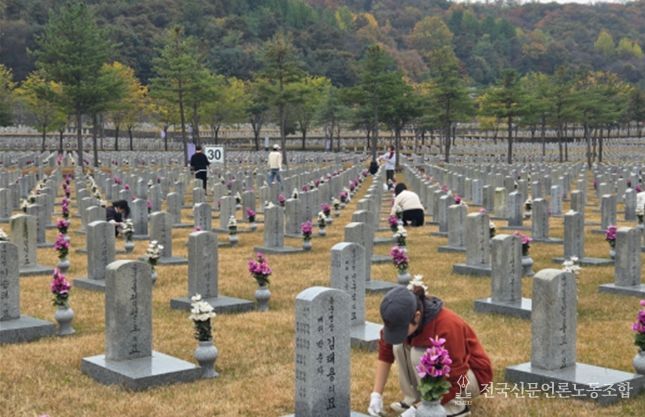 2025년 독립유공자 후손 장학생들이 국립서울현충원 묘역 정화 봉사를 하고 있다.