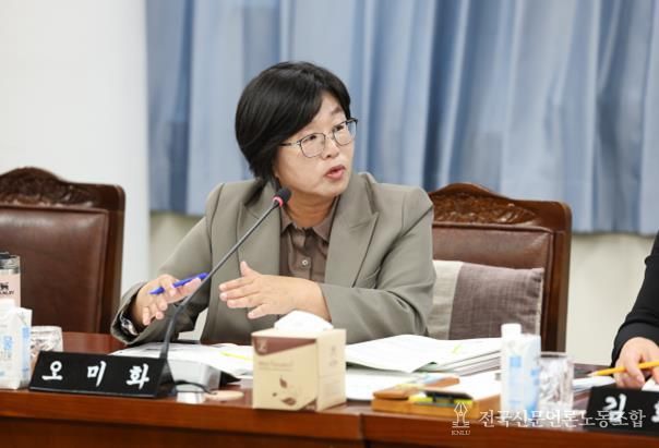 전라남도의회 제395회 제2차 정례회 기획행정위원회 소관 인재육성교육국 행정사무감사(10일)에서 오미화 의원이 집행부를 향해 질의하고 있다.