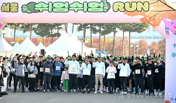 오세훈 서울시장이 16일(일) 마포구 상암월드컵공원 평화광장에서 열린 '2025 서울 쉬엄쉬엄 런'에 참석해 참가자들과 출발에 앞서 기념촬영하고 있다.