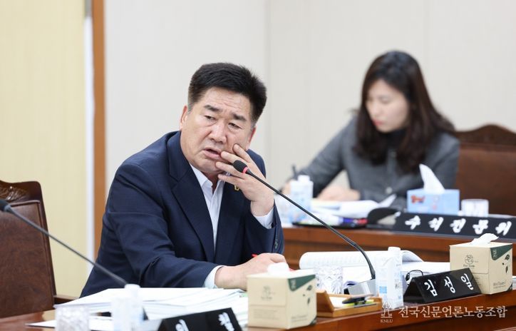 김성일 도의원이 지난 11월 19일 인구청년이민국 소관 예산안 심사에서 질의를 하고 있다.