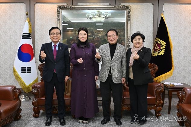 서울시의회를 방문한 울란바타르시의회 행정위원장과 서울시의원들이 기념사진을 찍고 있다. (왼쪽부터 강석주 서울시의원, 울란바타르시의회 행정위원장, 이종환 서울시의회부의장, 김영옥 보건복지위원장)