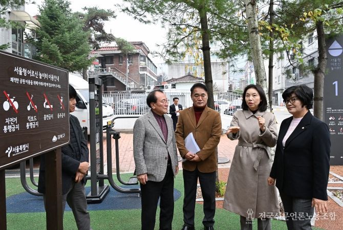 어르신 놀이터 조성 설명 듣고 있는 최호정 의장