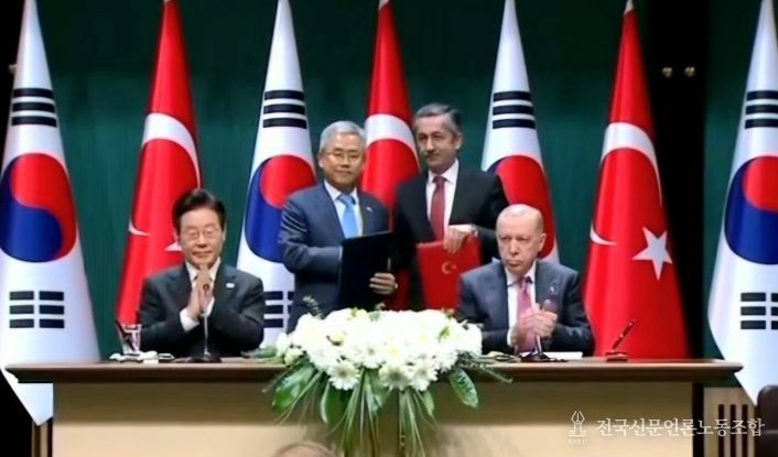 튀르키예 대통령궁에서 양국 정상 임석하에 MOU 체결(왼쪽부터 대한민국 대통령 이재명, 한국전력 사장 김동철, 튀르키예 원자력공사 사장 네자티 야마치, 튀르키예 대통령 에르도안)