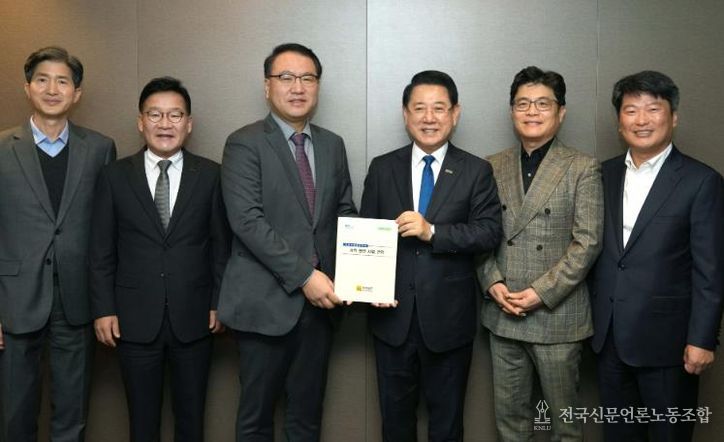 김영록 전라남도지사가 25일 서울 여의도에서 유병서 기획재정부 예산실장과 간담회를 갖고 2026년 국회 증액 핵심사업이 차질없이 반영되도록 지원을 요청한 뒤 전남의 주요 현안사업 건의 내용을 전달하고 있다.