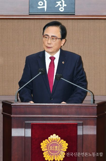 김형재 의원이 18일 열린 서울시의회 제333회 정례회 시정질문에서 서울시 교통실장을 상대로 질의를 하고 있다.