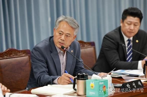 박성재 전남도의원이 해양수산과학원 김충남 원장에게 질의하고 있다.