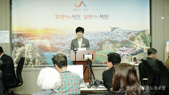 26일 시청 브리핑룸에서 박종신 기술보급과장이 기자회견을 하는 모습