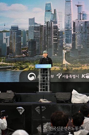 오세훈 서울시장이 27일 용산구 철도정비창 일대에서 열린 '용산국제업무지구 기공식'에서 기념사하고 있다.