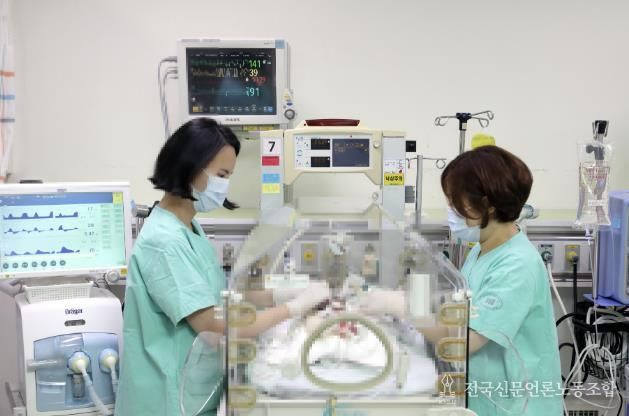 중증 소아환자를 돌보는 의료진 사진