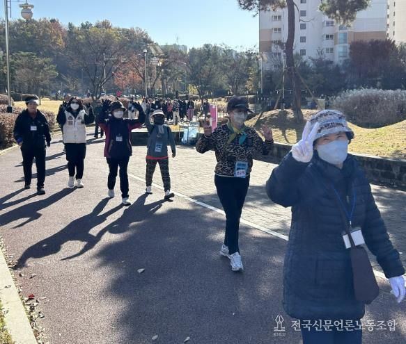 천안시 동남구보건소가 주민들과 함께하는 건강걷기 교실을 운영하고 있다.