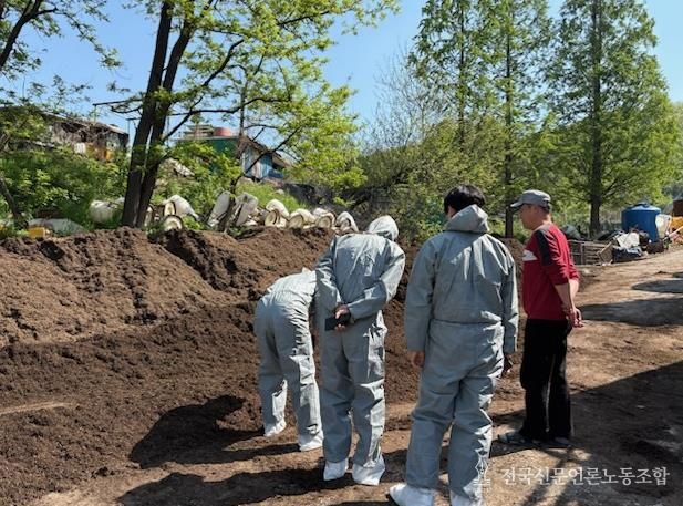(전문가 컨설팅) 악취 전문가가 아산시 소재 축산농가를 방문해 악취저감을 위한 방안을 마련하기 위해 시설을 점검하고 있다.