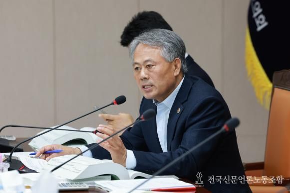 박성재 전남도의원이 농축산식품국 박현식 국장에게 질의하고 있다.