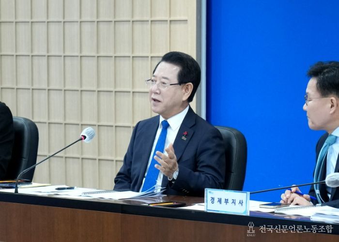 김영록 전라남도지사가 2일 도청 서재필실에서 실국장 정책회의를 주재하고 도정 현안을 논의하고 있다.