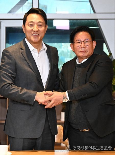 오세훈 시장 3일 오전 박강수 마포구청장을 만나 면담 전 기념사진을 촬영하고 있다.