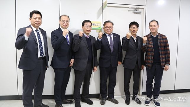 좌측부터 한국수자원공사 영·섬유역본부(주인호 본부장), 한국에너지공단 광주전남지역본부(장승찬 본부장), 한국전력공사 광주전남본부(한병준 본부장), 영산강유역환경청(김영우 청장), 광주광역시 에너지산업과(박준식 과장), 영산강유역환경청 환경관리국(김영식 국장).