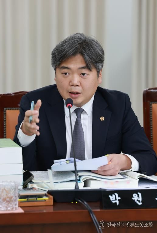 본예산 심사 중인 박원종 전남도의원