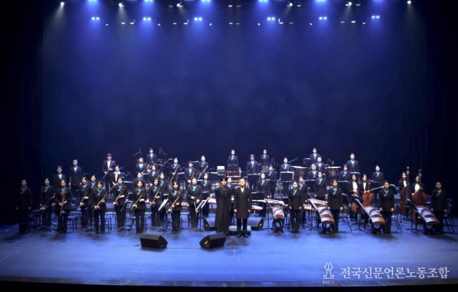 안산시립국악단이 4일 안산문화예술의전당 해돋이극장에서 제69회 정기연주회 '월드 오케스트라 Ⅶ'를 진행하고 있다.