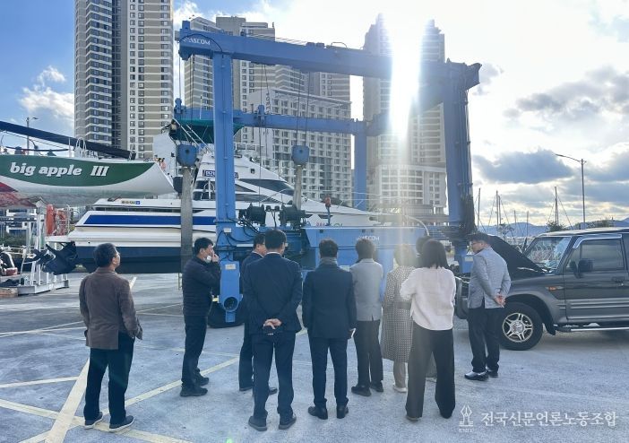 여수시의회 해양도시건설위원회, 이순신마리나·소호2지구 연안정비 현장 점검 실시