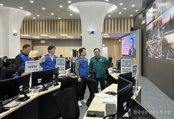 김성보 서울시 행정2부시장이 5일 7시 30분 서울시청 지하3층 제설 종합대책 상황실을 찾아 주요 간선도로의 교통종합상황을 확인하고 있다.