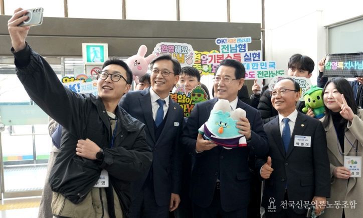 8일 영암군민회관 대회의실에서 열린 ‘영암군 정책비전 투어’ 행사에 참석한 김영록 전라남도지사가 영암군청 직원들과 함께 기념촬영을 하고 있다.