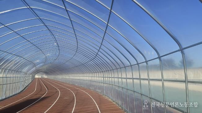 비닐하우스가 설치된 서산시 종합운동장 주 경기장 육상트랙 모습