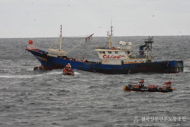 12월 5일 오후 배타적경제수역에서 조업중인 중국어선 대상 검문검색을 위해 해양경찰 고속단정이 다가가는 모습