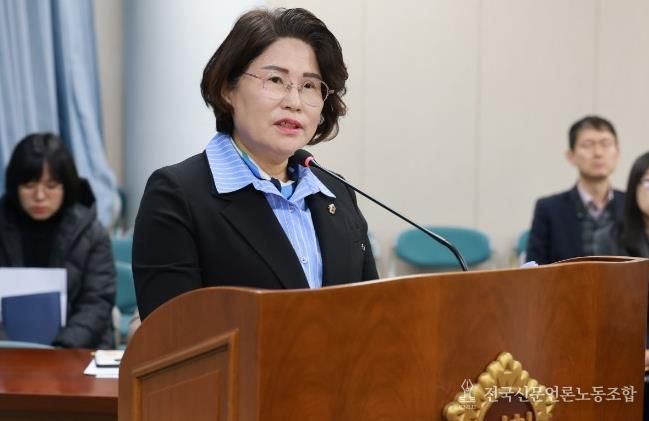 김화신 전남도의원(더불어민주당, 비례)이 제395회 정례회 기획행정위원회에서 조례 개정안을 제안설명하고 있다.