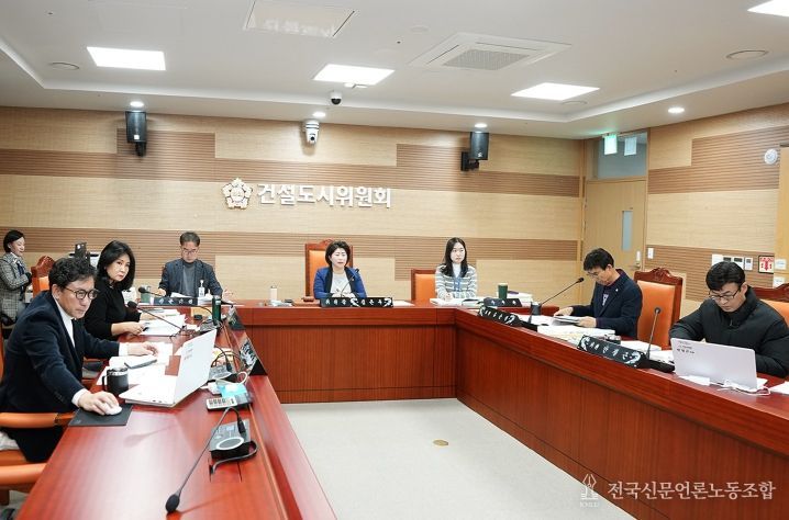 아산시의회 건설도시위원회가 제263회 제2차 정례회 중 2026년 예산안을 심사하고 있다.