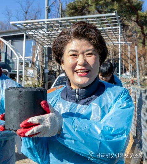 강북구의회 김명희 의장, 새마을지도자협의회 ‘사랑의 연탄 나눔 봉사 활동’ 참여